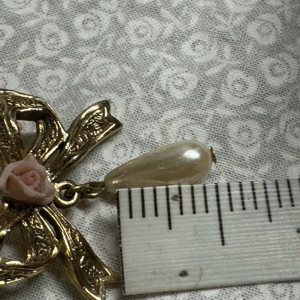 pendant, gold tone ribbon with Rosebud dangling faux pearl 1”